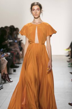 Bir modeli pist Leanne Marshall defile için New York moda hafta bahar yaz 2018 ışıklık Studios Clarkson Square New York'ta 10 Eylül 2017 Tarih boyunca yürür