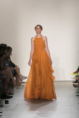 Bir modeli pist Leanne Marshall defile için New York moda hafta bahar yaz 2018 ışıklık Studios Clarkson Square New York'ta 10 Eylül 2017 Tarih boyunca yürür