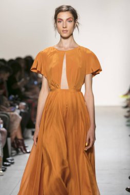 Bir modeli pist Leanne Marshall defile için New York moda hafta bahar yaz 2018 ışıklık Studios Clarkson Square New York'ta 10 Eylül 2017 Tarih boyunca yürür