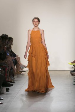 Bir modeli pist Leanne Marshall defile için New York moda hafta bahar yaz 2018 ışıklık Studios Clarkson Square New York'ta 10 Eylül 2017 Tarih boyunca yürür