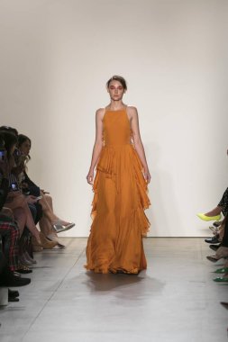 Bir modeli pist Leanne Marshall defile için New York moda hafta bahar yaz 2018 ışıklık Studios Clarkson Square New York'ta 10 Eylül 2017 Tarih boyunca yürür