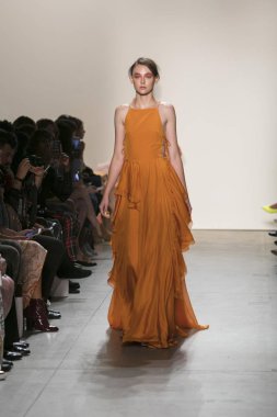 Bir modeli pist Leanne Marshall defile için New York moda hafta bahar yaz 2018 ışıklık Studios Clarkson Square New York'ta 10 Eylül 2017 Tarih boyunca yürür