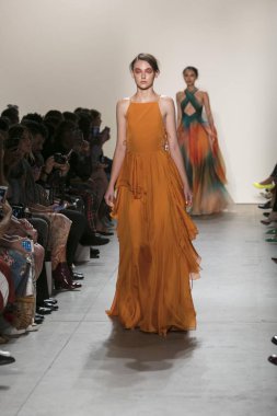 Bir modeli pist Leanne Marshall defile için New York moda hafta bahar yaz 2018 ışıklık Studios Clarkson Square New York'ta 10 Eylül 2017 Tarih boyunca yürür