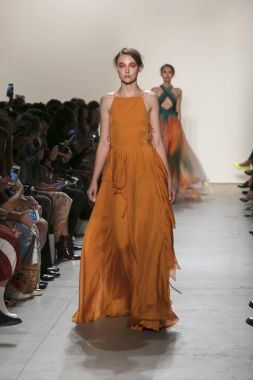 Bir modeli pist Leanne Marshall defile için New York moda hafta bahar yaz 2018 ışıklık Studios Clarkson Square New York'ta 10 Eylül 2017 Tarih boyunca yürür