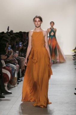 Bir modeli pist Leanne Marshall defile için New York moda hafta bahar yaz 2018 ışıklık Studios Clarkson Square New York'ta 10 Eylül 2017 Tarih boyunca yürür