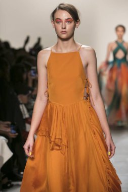 Bir modeli pist Leanne Marshall defile için New York moda hafta bahar yaz 2018 ışıklık Studios Clarkson Square New York'ta 10 Eylül 2017 Tarih boyunca yürür