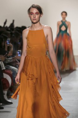 Bir modeli pist Leanne Marshall defile için New York moda hafta bahar yaz 2018 ışıklık Studios Clarkson Square New York'ta 10 Eylül 2017 Tarih boyunca yürür