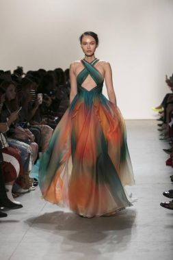 Bir modeli pist Leanne Marshall defile için New York moda hafta bahar yaz 2018 ışıklık Studios Clarkson Square New York'ta 10 Eylül 2017 Tarih boyunca yürür