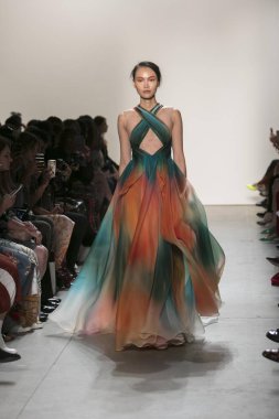 Bir modeli pist Leanne Marshall defile için New York moda hafta bahar yaz 2018 ışıklık Studios Clarkson Square New York'ta 10 Eylül 2017 Tarih boyunca yürür