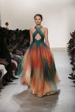 Bir modeli pist Leanne Marshall defile için New York moda hafta bahar yaz 2018 ışıklık Studios Clarkson Square New York'ta 10 Eylül 2017 Tarih boyunca yürür