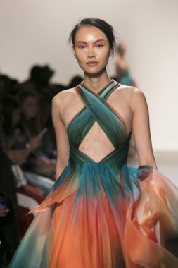 Bir modeli pist Leanne Marshall defile için New York moda hafta bahar yaz 2018 ışıklık Studios Clarkson Square New York'ta 10 Eylül 2017 Tarih boyunca yürür