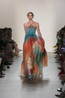 Bir modeli pist Leanne Marshall defile için New York moda hafta bahar yaz 2018 ışıklık Studios Clarkson Square New York'ta 10 Eylül 2017 Tarih boyunca yürür