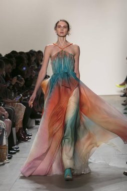 Bir modeli pist Leanne Marshall defile için New York moda hafta bahar yaz 2018 ışıklık Studios Clarkson Square New York'ta 10 Eylül 2017 Tarih boyunca yürür