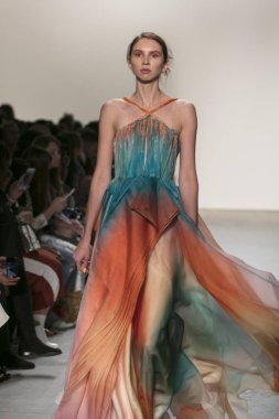 Bir modeli pist Leanne Marshall defile için New York moda hafta bahar yaz 2018 ışıklık Studios Clarkson Square New York'ta 10 Eylül 2017 Tarih boyunca yürür