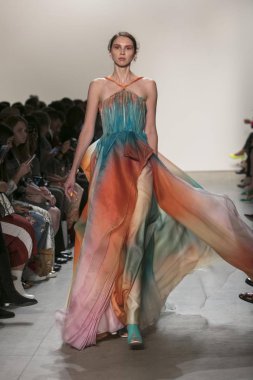 Bir modeli pist Leanne Marshall defile için New York moda hafta bahar yaz 2018 ışıklık Studios Clarkson Square New York'ta 10 Eylül 2017 Tarih boyunca yürür