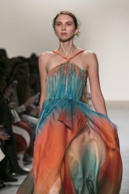 Bir modeli pist Leanne Marshall defile için New York moda hafta bahar yaz 2018 ışıklık Studios Clarkson Square New York'ta 10 Eylül 2017 Tarih boyunca yürür