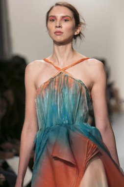 Bir modeli pist Leanne Marshall defile için New York moda hafta bahar yaz 2018 ışıklık Studios Clarkson Square New York'ta 10 Eylül 2017 Tarih boyunca yürür