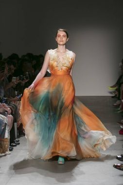 Bir modeli pist Leanne Marshall defile için New York moda hafta bahar yaz 2018 ışıklık Studios Clarkson Square New York'ta 10 Eylül 2017 Tarih boyunca yürür