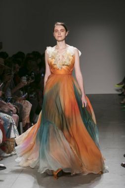 Bir modeli pist Leanne Marshall defile için New York moda hafta bahar yaz 2018 ışıklık Studios Clarkson Square New York'ta 10 Eylül 2017 Tarih boyunca yürür