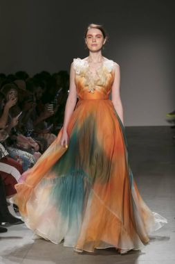 Bir modeli pist Leanne Marshall defile için New York moda hafta bahar yaz 2018 ışıklık Studios Clarkson Square New York'ta 10 Eylül 2017 Tarih boyunca yürür