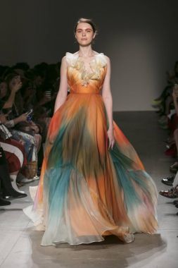 Bir modeli pist Leanne Marshall defile için New York moda hafta bahar yaz 2018 ışıklık Studios Clarkson Square New York'ta 10 Eylül 2017 Tarih boyunca yürür