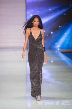 Bir modeli pist Fisico sırasında Cristina Ferrari moda Show Resort 2018 koleksiyonunda Miami moda hafta 2017 Miami'de Buz Sarayı'nda 3 Haziran 2017 üzerinde yürüyor