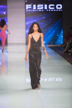 Bir modeli pist Fisico sırasında Cristina Ferrari moda Show Resort 2018 koleksiyonunda Miami moda hafta 2017 Miami'de Buz Sarayı'nda 3 Haziran 2017 üzerinde yürüyor
