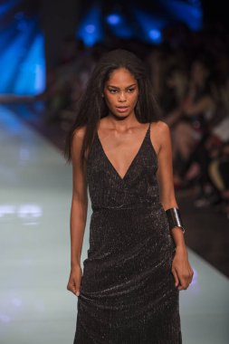 Bir modeli pist Fisico sırasında Cristina Ferrari moda Show Resort 2018 koleksiyonunda Miami moda hafta 2017 Miami'de Buz Sarayı'nda 3 Haziran 2017 üzerinde yürüyor