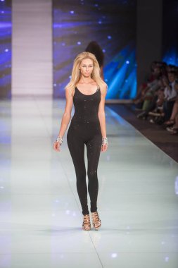 Bir modeli pist Fisico sırasında Cristina Ferrari moda Show Resort 2018 koleksiyonunda Miami moda hafta 2017 Miami'de Buz Sarayı'nda 3 Haziran 2017 üzerinde yürüyor