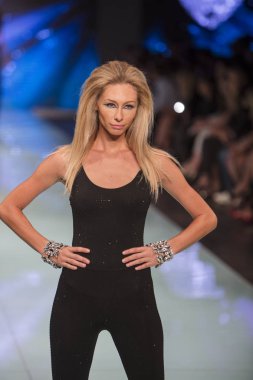 Bir modeli pist Fisico sırasında Cristina Ferrari moda Show Resort 2018 koleksiyonunda Miami moda hafta 2017 Miami'de Buz Sarayı'nda 3 Haziran 2017 üzerinde yürüyor