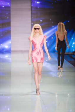 Bir modeli pist Fisico sırasında Cristina Ferrari moda Show Resort 2018 koleksiyonunda Miami moda hafta 2017 Miami'de Buz Sarayı'nda 3 Haziran 2017 üzerinde yürüyor