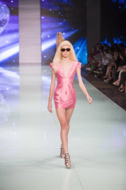 Bir modeli pist Fisico sırasında Cristina Ferrari moda Show Resort 2018 koleksiyonunda Miami moda hafta 2017 Miami'de Buz Sarayı'nda 3 Haziran 2017 üzerinde yürüyor