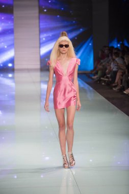 Bir modeli pist Fisico sırasında Cristina Ferrari moda Show Resort 2018 koleksiyonunda Miami moda hafta 2017 Miami'de Buz Sarayı'nda 3 Haziran 2017 üzerinde yürüyor