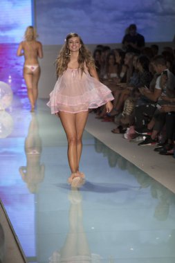 Manken üzerinde 21 Temmuz 2017 Funkshion yüzmek 2017 yılında Miami Beach sırasında Lolli Yüzme yaz 2017 defile için pist yürür