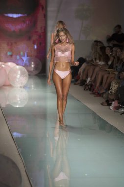 Manken üzerinde 21 Temmuz 2017 Funkshion yüzmek 2017 yılında Miami Beach sırasında Lolli Yüzme yaz 2017 defile için pist yürür