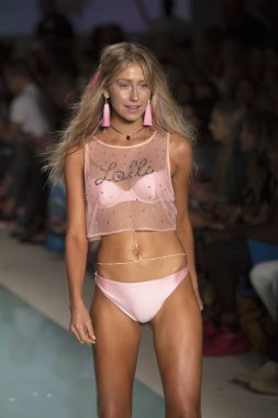 Manken üzerinde 21 Temmuz 2017 Funkshion yüzmek 2017 yılında Miami Beach sırasında Lolli Yüzme yaz 2017 defile için pist yürür