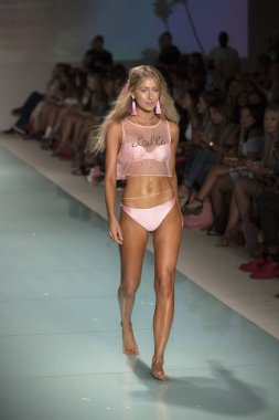 Manken üzerinde 21 Temmuz 2017 Funkshion yüzmek 2017 yılında Miami Beach sırasında Lolli Yüzme yaz 2017 defile için pist yürür