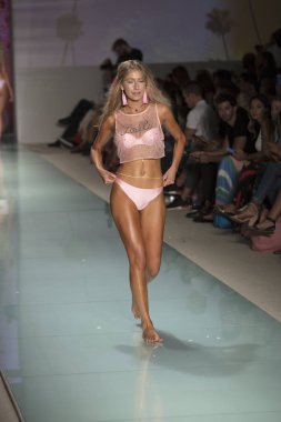 Manken üzerinde 21 Temmuz 2017 Funkshion yüzmek 2017 yılında Miami Beach sırasında Lolli Yüzme yaz 2017 defile için pist yürür