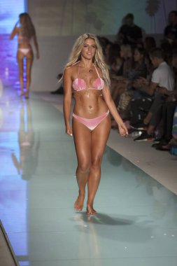 Manken üzerinde 21 Temmuz 2017 Funkshion yüzmek 2017 yılında Miami Beach sırasında Lolli Yüzme yaz 2017 defile için pist yürür