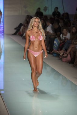 Manken üzerinde 21 Temmuz 2017 Funkshion yüzmek 2017 yılında Miami Beach sırasında Lolli Yüzme yaz 2017 defile için pist yürür