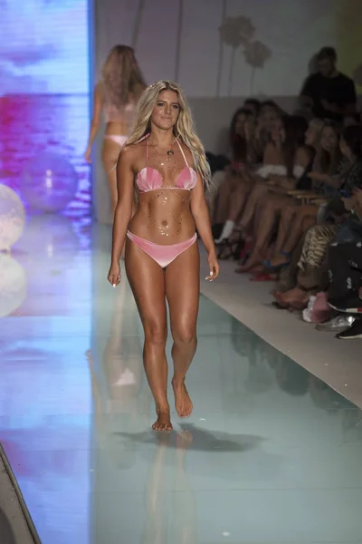 Modelo Caminha Pista Para Desfile Moda Lolli Swim Summer 2017 — Fotografia de Stock