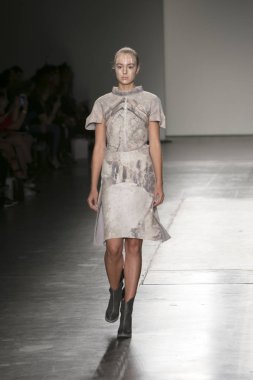 Manken Nyfw ilkbahar/yaz 2018, Konseyi, kalkınan Amerikalı Moda Tasarımcısı Vitrini Fesdevy New York City Pier 59 stüdyolarında 10 Eylül 2017 üzerinde featuring sırasında pist yürür