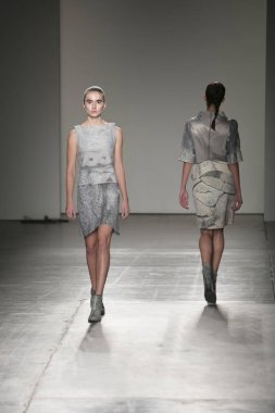 Manken Nyfw ilkbahar/yaz 2018, Konseyi, kalkınan Amerikalı Moda Tasarımcısı Vitrini Fesdevy New York City Pier 59 stüdyolarında 10 Eylül 2017 üzerinde featuring sırasında pist yürür