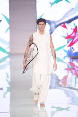 Manken Yirko Sivirich moda Show Resort 2018 koleksiyonda Miami moda hafta 2017 Miami'de Buz Sarayı'nda 3 Haziran 2017 üzerinde sırasında pist yürür