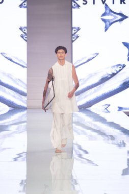 Manken Yirko Sivirich moda Show Resort 2018 koleksiyonda Miami moda hafta 2017 Miami'de Buz Sarayı'nda 3 Haziran 2017 üzerinde sırasında pist yürür
