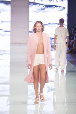 Manken Yirko Sivirich moda Show Resort 2018 koleksiyonda Miami moda hafta 2017 Miami'de Buz Sarayı'nda 3 Haziran 2017 üzerinde sırasında pist yürür