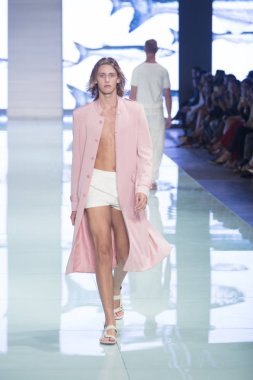Manken Yirko Sivirich moda Show Resort 2018 koleksiyonda Miami moda hafta 2017 Miami'de Buz Sarayı'nda 3 Haziran 2017 üzerinde sırasında pist yürür
