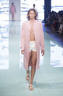 Manken Yirko Sivirich moda Show Resort 2018 koleksiyonda Miami moda hafta 2017 Miami'de Buz Sarayı'nda 3 Haziran 2017 üzerinde sırasında pist yürür