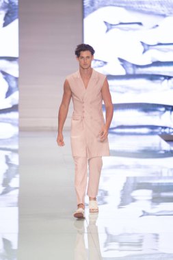 Manken Yirko Sivirich moda Show Resort 2018 koleksiyonda Miami moda hafta 2017 Miami'de Buz Sarayı'nda 3 Haziran 2017 üzerinde sırasında pist yürür