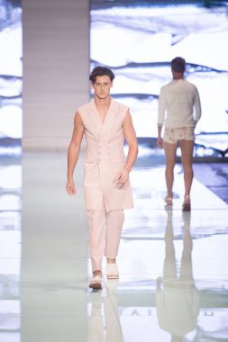 Manken Yirko Sivirich moda Show Resort 2018 koleksiyonda Miami moda hafta 2017 Miami'de Buz Sarayı'nda 3 Haziran 2017 üzerinde sırasında pist yürür